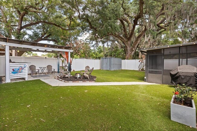 Building Photo - 742 N Westmoreland Dr