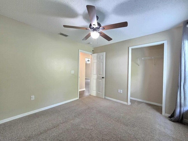 Building Photo - 696 Jessanda Cir