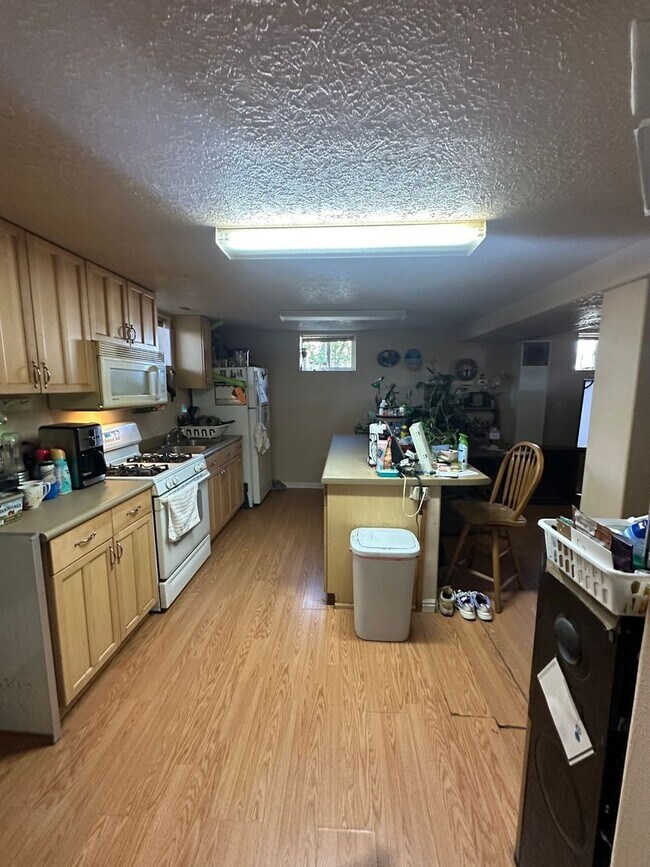 Building Photo - Charming basement apartment