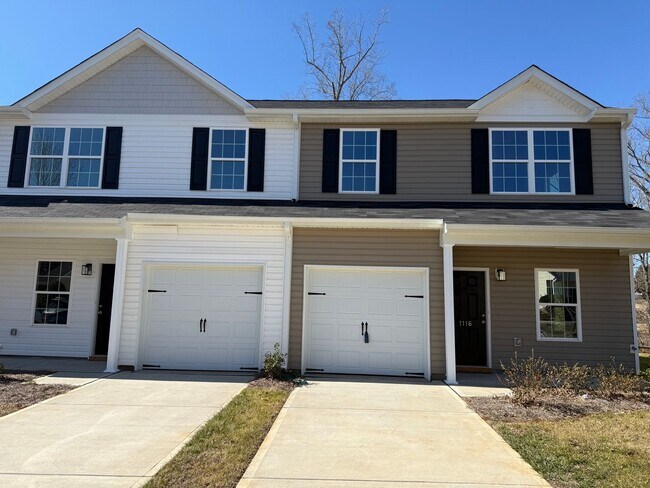 Building Photo - Two bedroom, 2.5 bath townhome in Whitsett