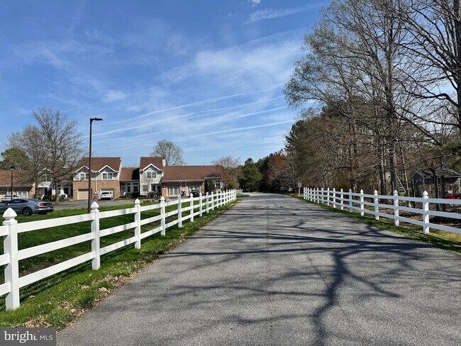 Building Photo - 8013 Bridgepointe Dr