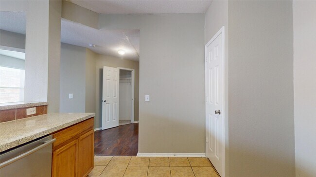 Building Photo - 6007 Baldwin Elm St