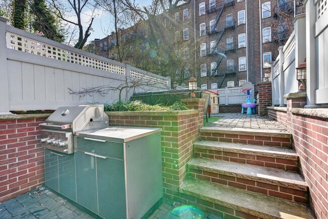 Building Photo - 926 Park Ave