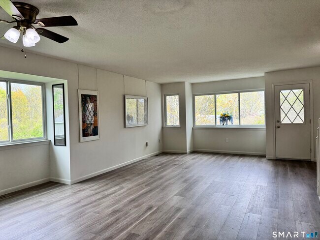 Building Photo - 11 Hilltop Dr