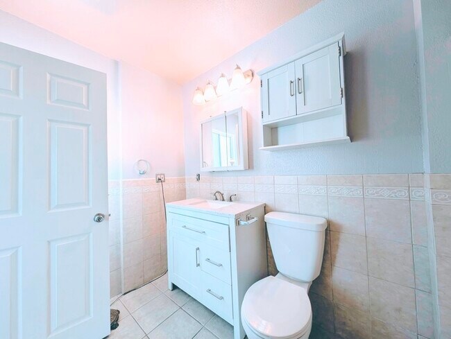 Building Photo - 4 bed with Dual master bedrooms and Solar ...