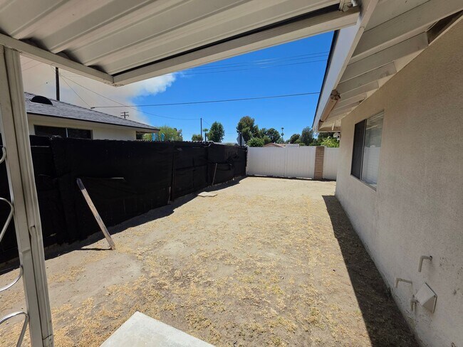 Building Photo - Two Bedroom Two Bathroom Duplex in Hemet!