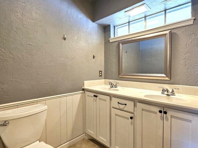 Building Photo - Beautiful 2 Bed 2 Bath Moments Away From L...