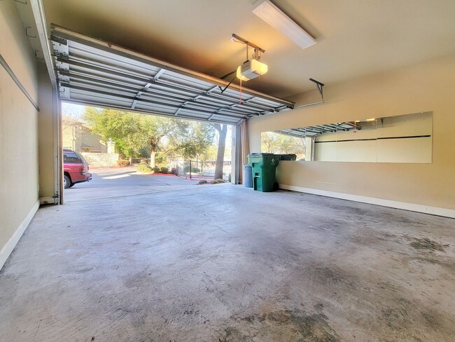 Building Photo - Luxurious 2-Bed Condo in South Lamar! Avai...
