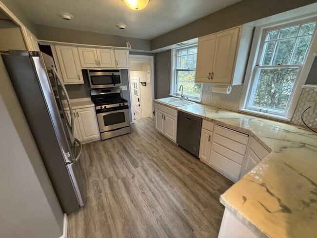 Building Photo - 4 bedroom, 2bath