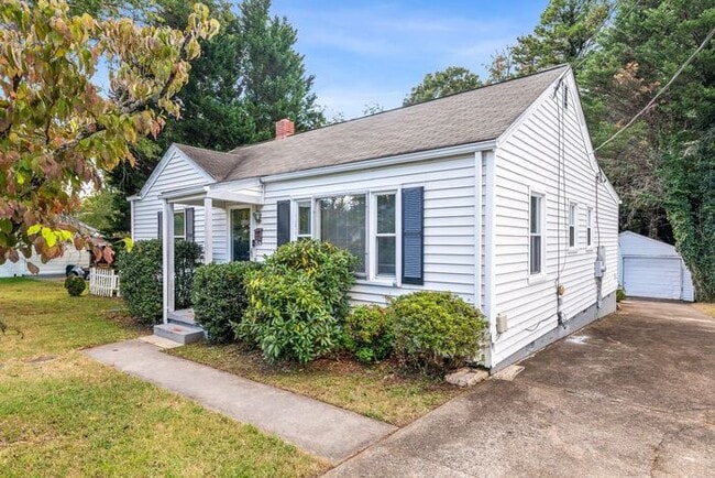 Building Photo - Updated Home- Near State Street! LR, DR, J...