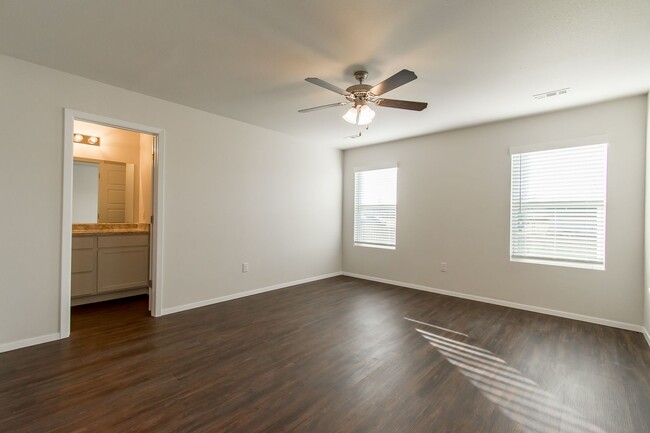 Building Photo - Band New 4 Bedroom Home in Lincoln!