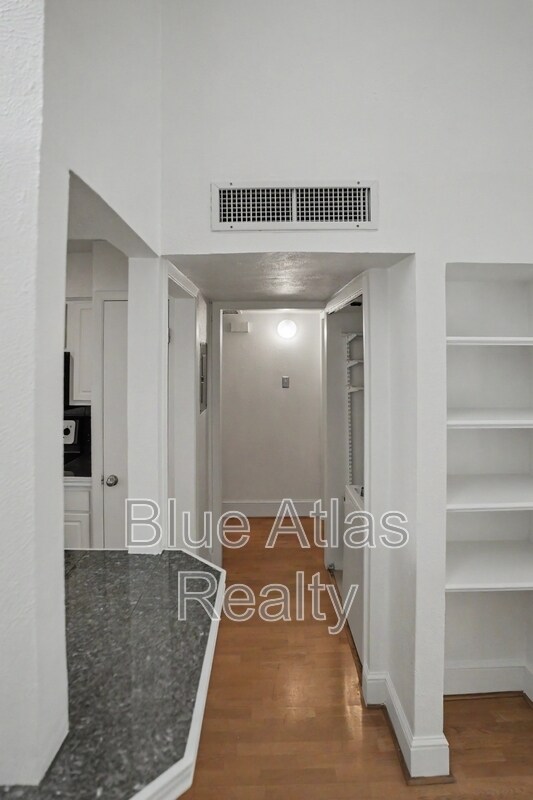 Building Photo - 5938 Sandhurst Ln