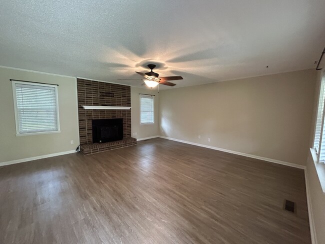 Building Photo - Home For Rent