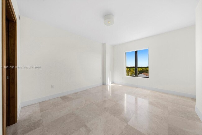 Building Photo - 701 Valencia Ave