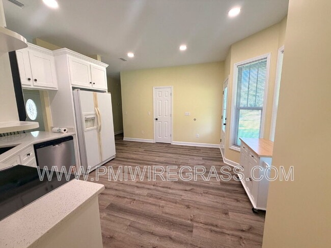 Building Photo - 326 Golf View Dr