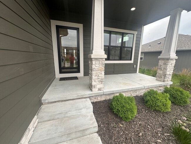 Building Photo - Home For Rent Papillion
