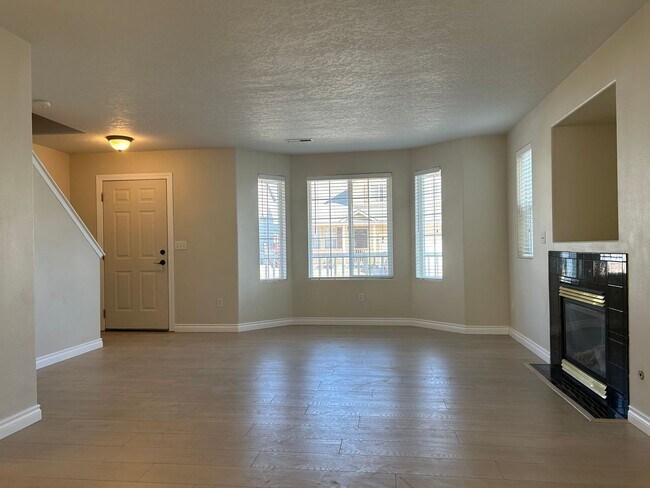 Building Photo - 4 bed, 2.5 ba - Golf Course living in Horn Rapids