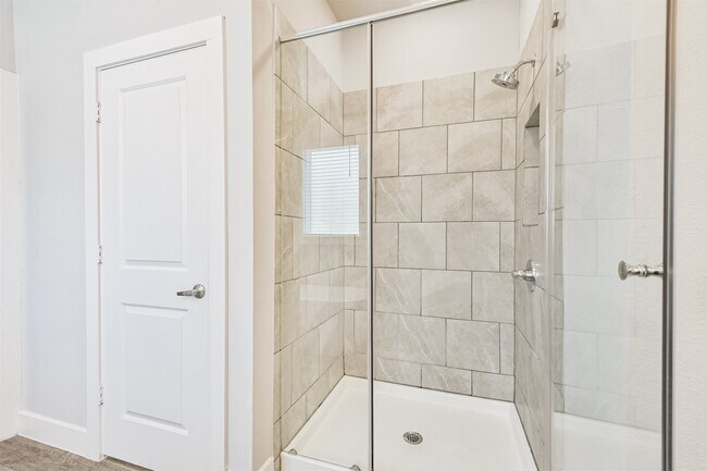 Building Photo - 13083 Clear View Dr