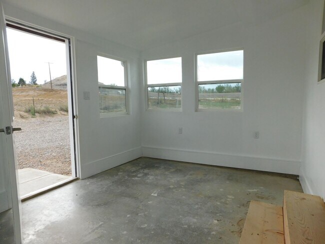 Building Photo - 1527-M 1/8 M 1/8 Rd