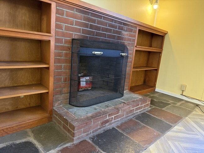 Building Photo - 43 Pleasant View St