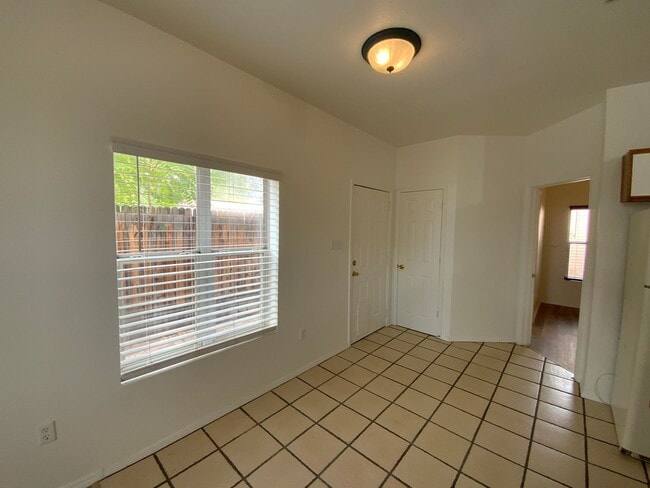 Building Photo - 3 Bedroom Townhome Available Near Albuquer...