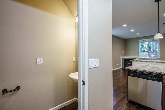 Building Photo - Beautiful Single-Level Home | 3 Bed, 2.5 B...