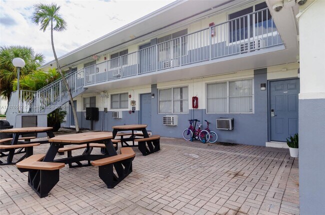 Building Photo - 1605 NE 126th St