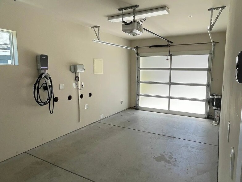 Building Photo - 3098 Rockview Pl