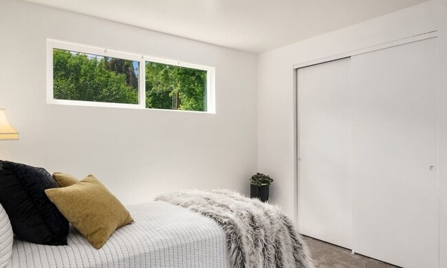 Building Photo - Modern 2 Bed, 1 Bath Duplex in Prime Olde ...