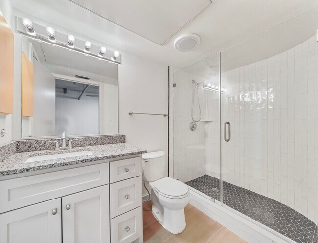 Building Photo - 2000 Bagby St