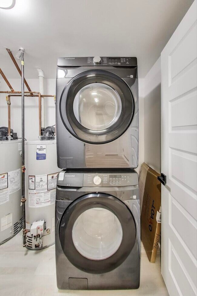 Building Photo - 1437 W Oakdale Ave