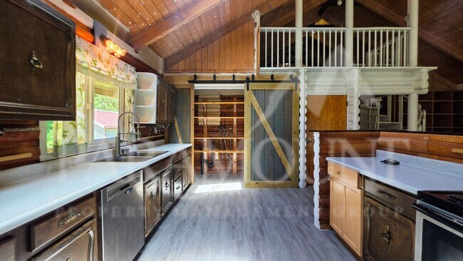 Building Photo - Spacious Log Home with Acreage!