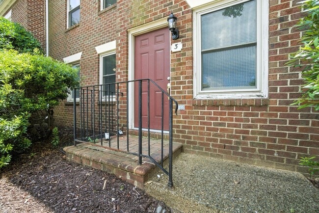 Building Photo - Updated Brick Condo in the Heart of Downto...