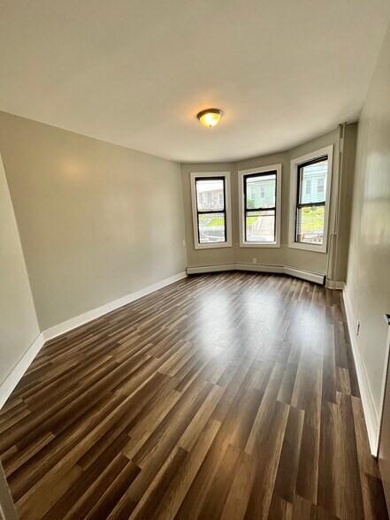 122 Randolph Ave 1R - 120 Randolph Ave