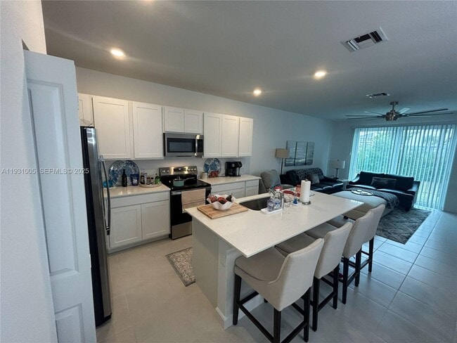 Building Photo - 345 SE Crossoak Ln