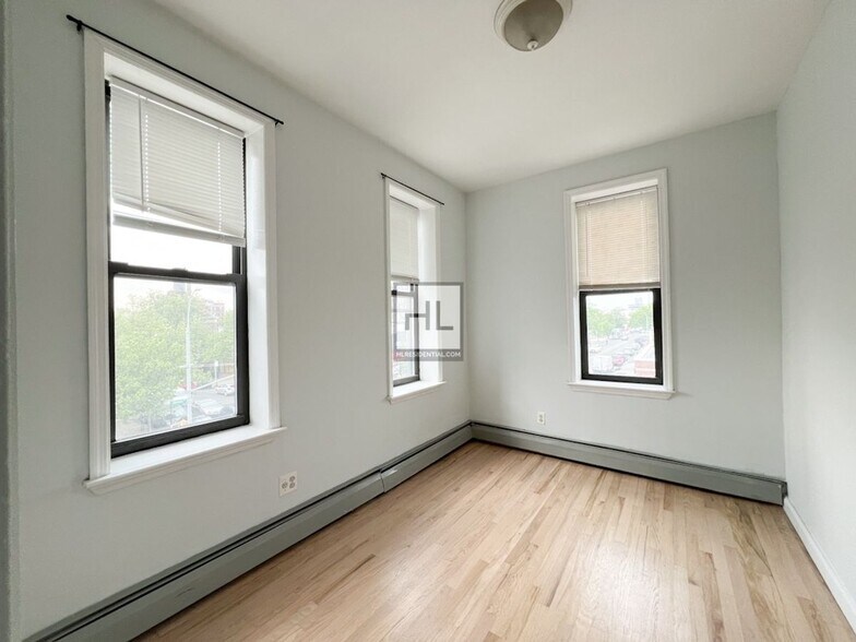 Building Photo - 36 AVENUE