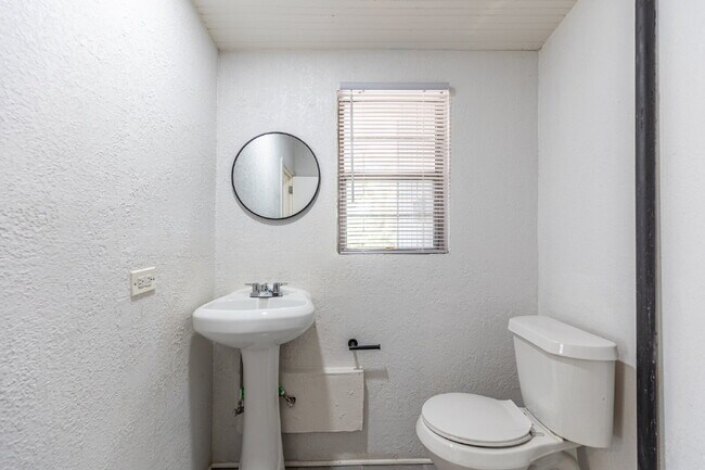 Building Photo - 426 W Woodlawn Ave