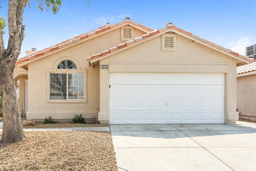 Primary Photo - 7033 Golden Desert Ave