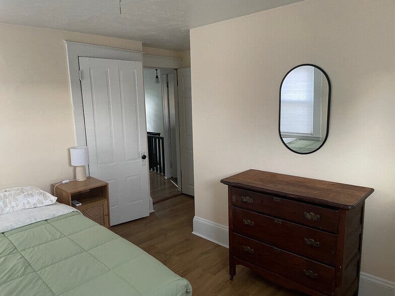 Bedroom 1 - 38 Pool St