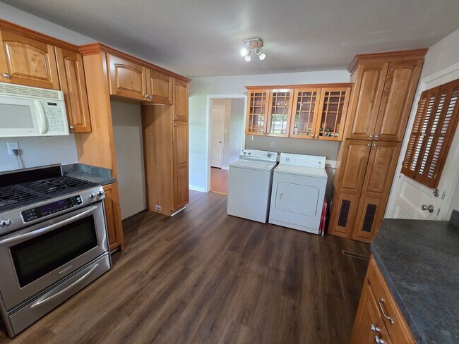 Building Photo - Lovely 3 bedroom 1 bath with spacious kitchen and tons of natural light!