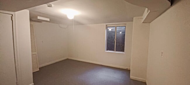 Building Photo - Sunlit 2 Bed 1 Bath, 3 Level Townhome in S...