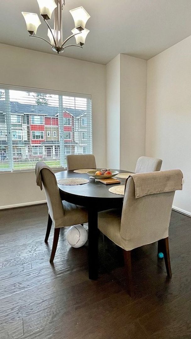 Building Photo - Highly sought-after townhome at Mill Creek...