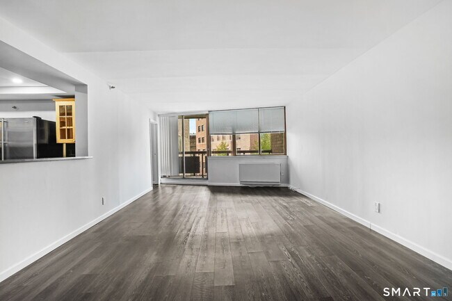 Building Photo - 143 Hoyt St