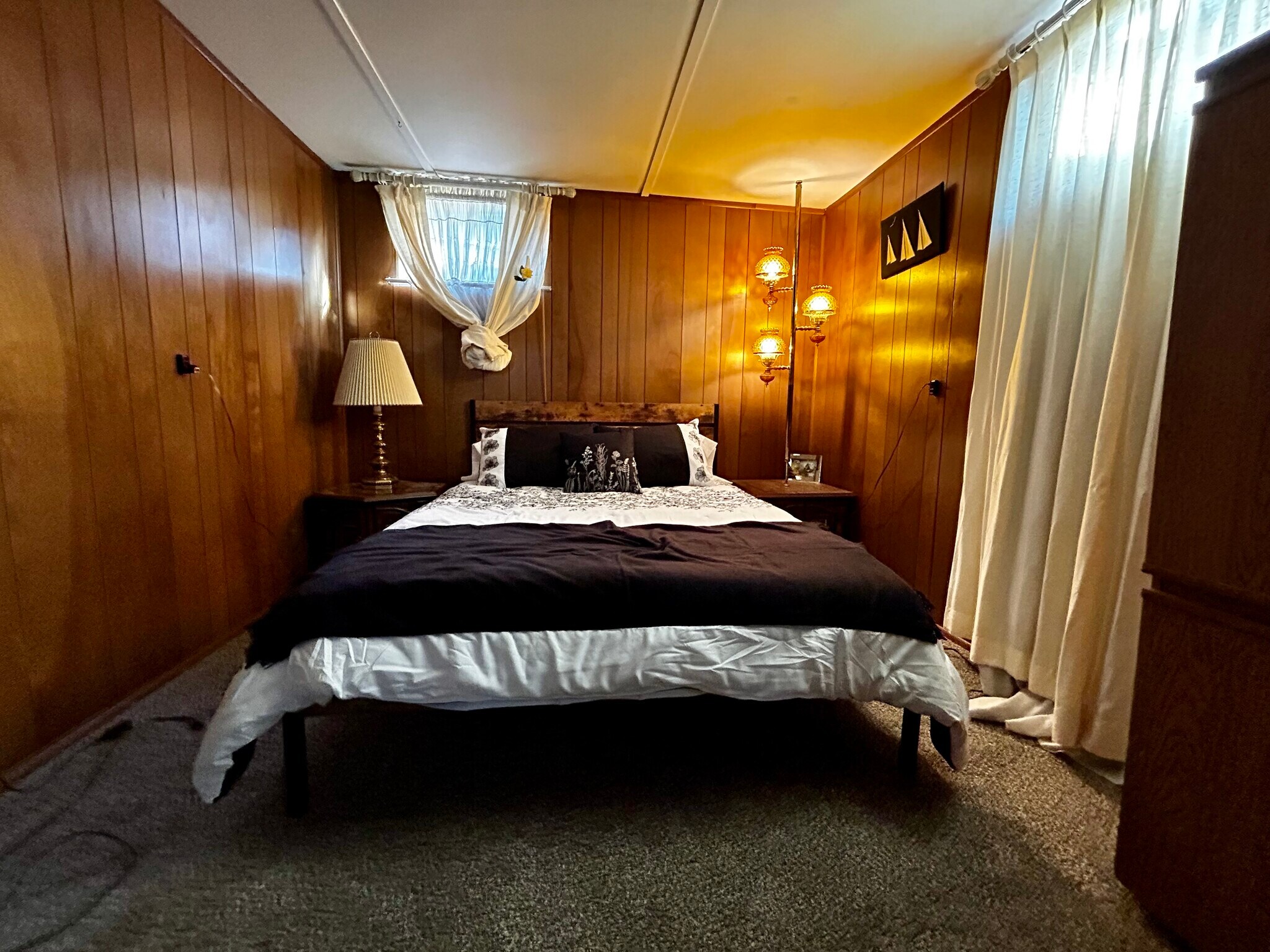 Queenside bed - 1908 Kessler Blvd North Dr