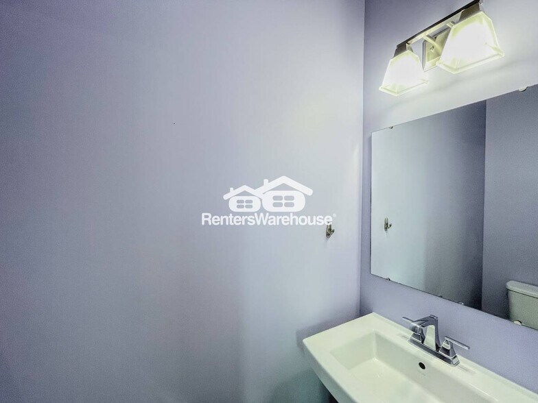 Building Photo - 943 Centurion Cir