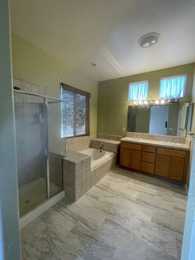 Building Photo - 5-Bedroom, 3-Bathroom Home for Rent on 1-A...