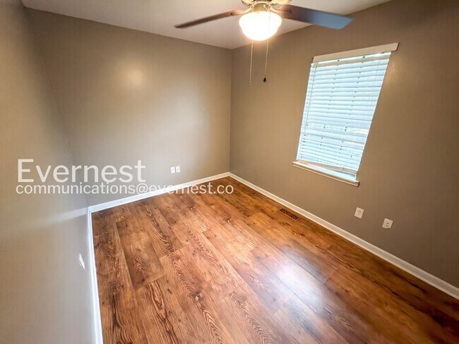 Building Photo - 3 Bed, 2 Bath Home with Garage / Pet-Friendly / Vouchers Accepted / Available Now!