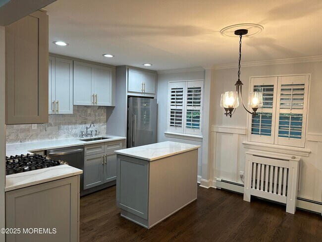 Building Photo - 102 Manor Dr