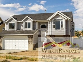 Building Photo - 832 4200 S