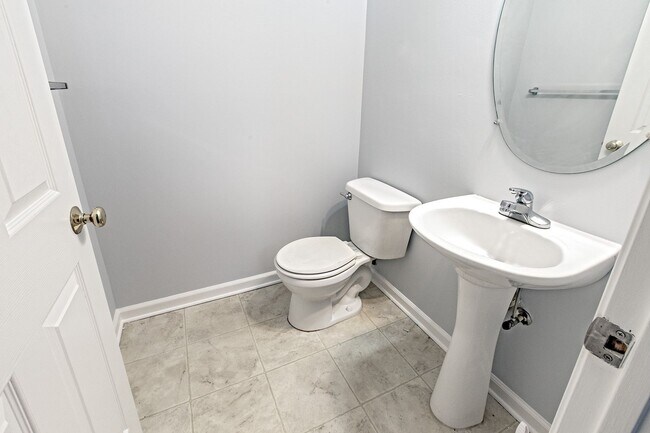 Building Photo - Middletown - 3 bedroom, 2.5 bath townhome